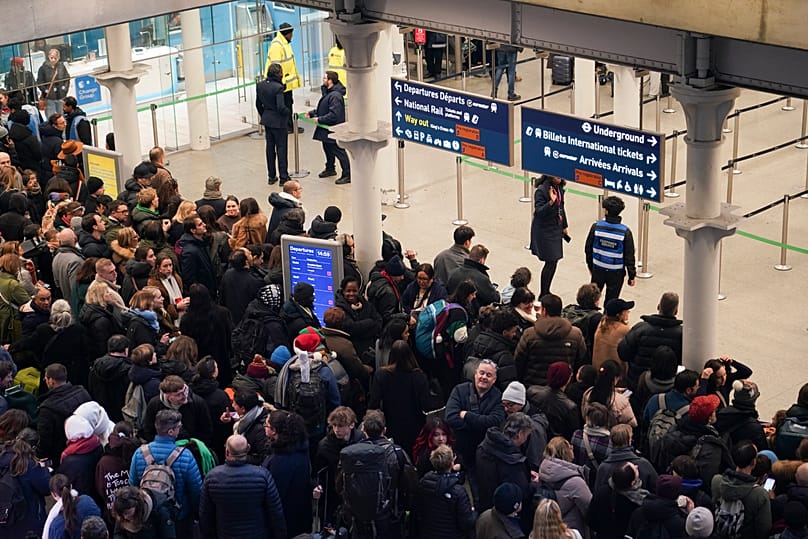Viajeros hacen cola para acceder al Eurostar en la estación internacional de St. Pancras, Londres, el martes 30 de diciembre de 2025. (Foto AP/Alberto Pezzali)