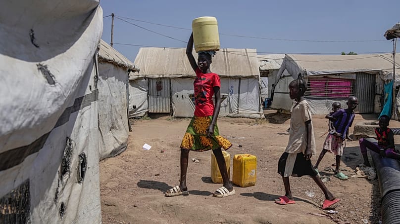 Egy gyermek egy vizes kannát visz a fején Dzsubában, Dél-Szudán, 2025. február 12., szerda.