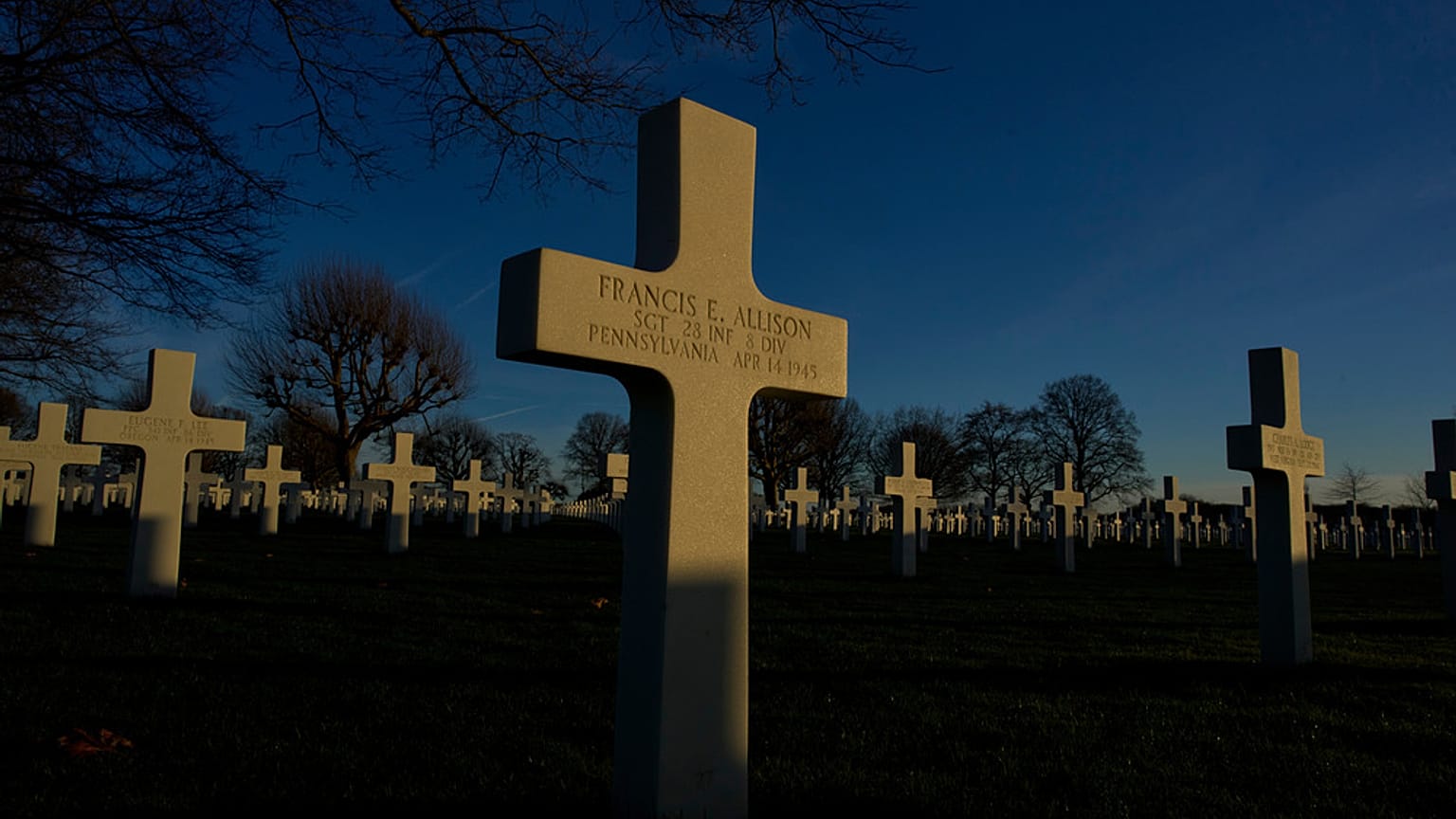 تغرب الشمس فوق قبور أكثر من 8,300 جندي من الحرب العالمية الثانية في المقبرة الأمريكية بهولندا في مارغراتن، هولندا،