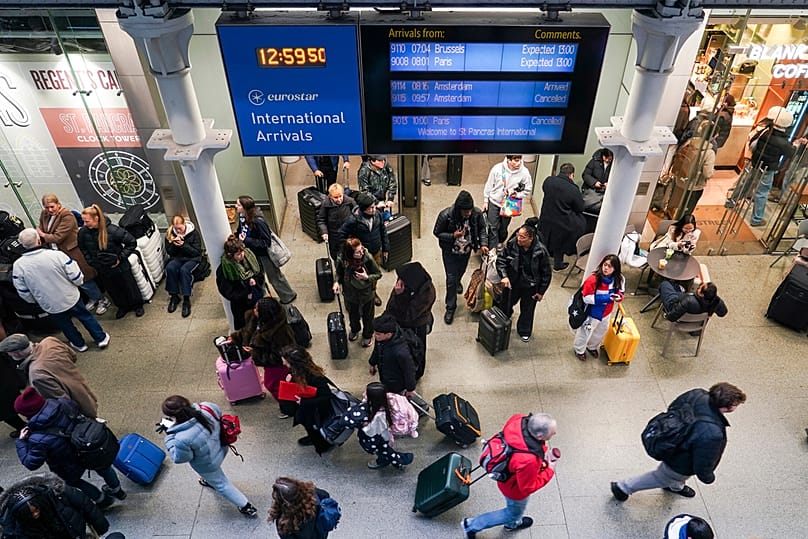 مسافرون يصطفّون في محطة سانت بانكراس بلندن، في 30 ديسمبر 2025