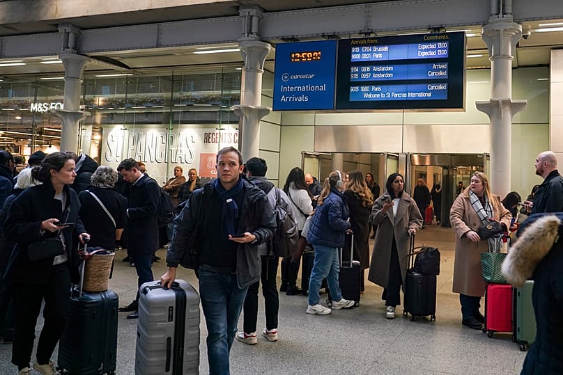 مسافرون يصطفّون بانتظار قطارات يوروستار في محطة سانت بانكراس بلندن، في 30 ديسمبر 2025.