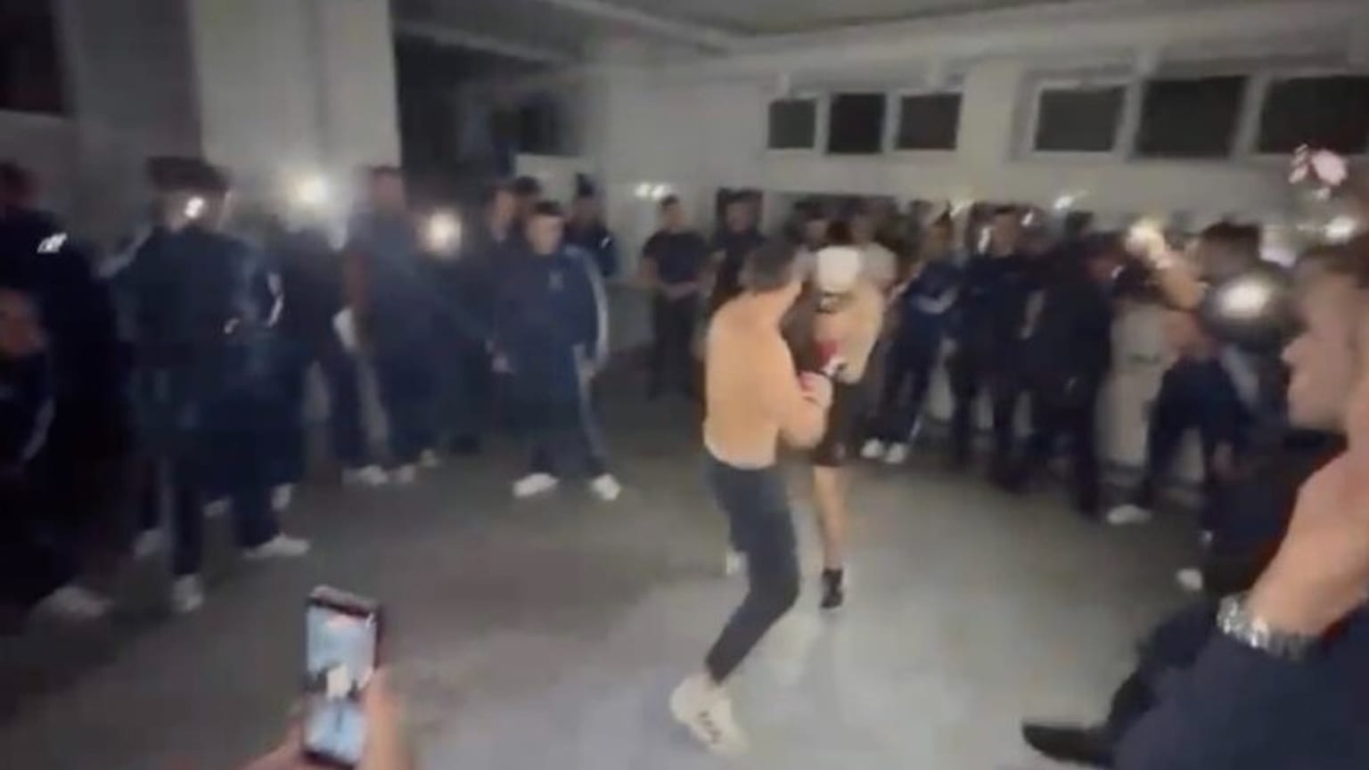 Vídeos partilhados nas redes sociais mostram dois alunos a lutar em tronco nu e com luvas de boxe rodeados por colegas a filmar em telem´óveis