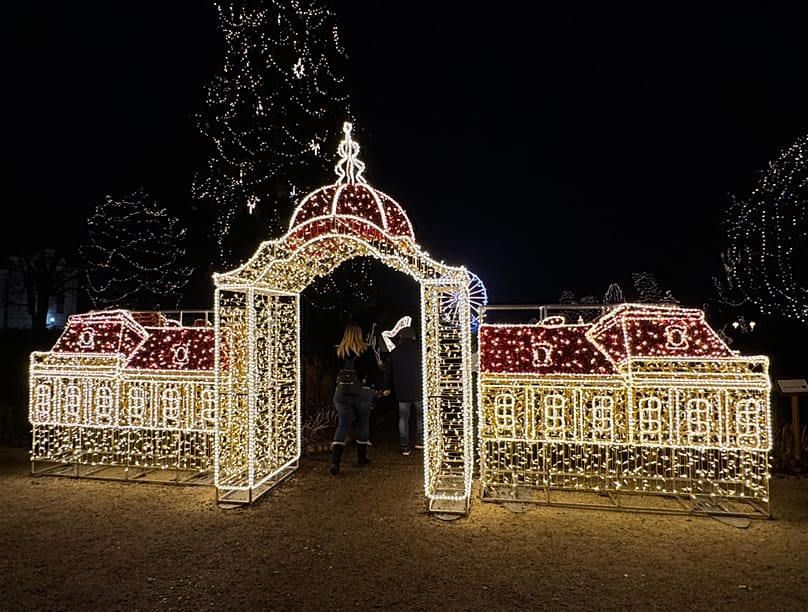 A Gödöllői Királyi Kastély kicsinyített mása izzókból kirakva