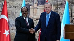 الرئيس الصومالي حسن شيخ محمود يصافح الرئيس التركي رجب طيب إردوغان عقب مؤتمر صحافي في إسطنبول، في 30 ديسمبر 2025.