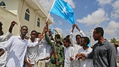رفع الناس علم الصومال احتجاجاً على اعتراف إسرائيل بمنطقة أرض الصومال الانفصالية كدولة مستقلة، في مقديشو، الصومال، الثلاثاء 30 ديسمبر 2025.
