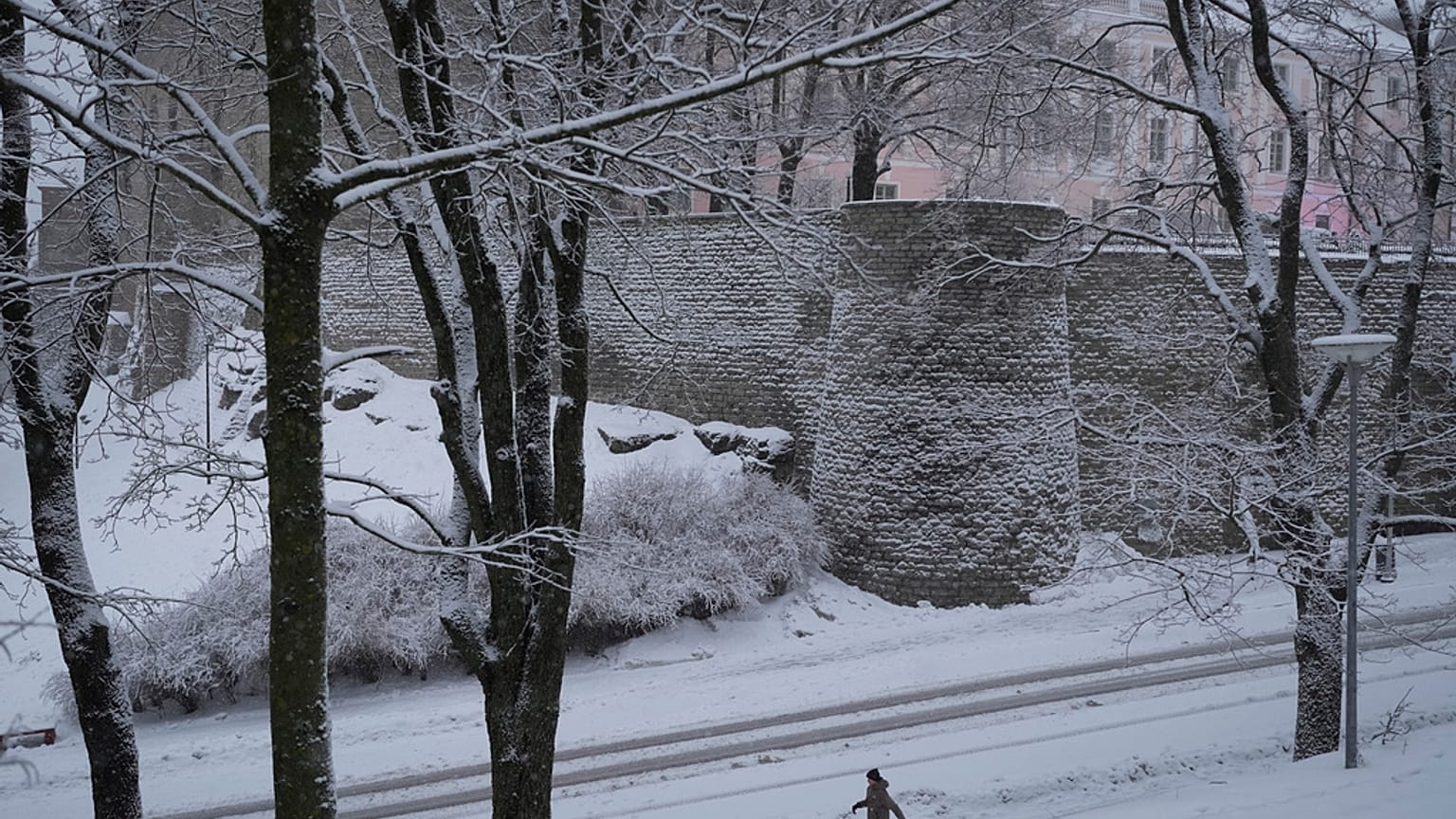 شخص يسير عبر الثلج في تالين، إستونيا، الجمعة 10 يناير 2025.