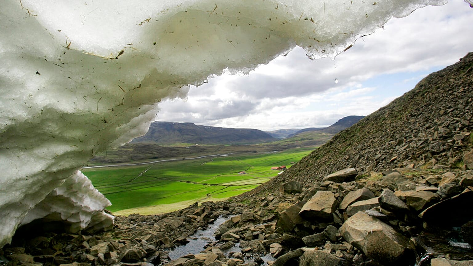 ذوبان الجليد على أحد منحدرات الجبال قرب ريكيافيك في آيسلندا، في 31 مايو 2008.