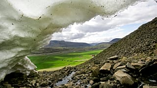 ذوبان الجليد على أحد منحدرات الجبال قرب ريكيافيك في آيسلندا، في 31 مايو 2008.