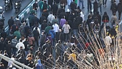  متظاهرون يسيرون في وسط مدينة طهران، إيران، يوم الاثنين 29 ديسمبر/كانون الأول 2025.
