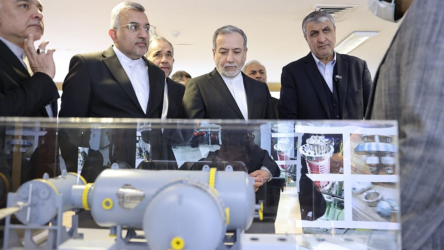 عباس عراقچی، وزیر امور خارجه (وسط)، در بازدید از نمایشگاه دستاوردهای هسته‌ای کشور به تاریخ دهم نوامبر ۲۰۲۵‍