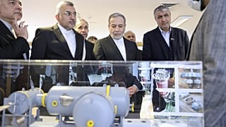 عباس عراقچی، وزیر امور خارجه (وسط)، در بازدید از نمایشگاه دستاوردهای هسته‌ای کشور به تاریخ دهم نوامبر ۲۰۲۵‍