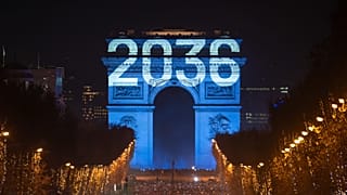 Minuit, soirée du Nouvel An, l'Arc de Triomphe en haut des Champs Élysaées, Paris, 1er janvier 2026 / Marc Lopez