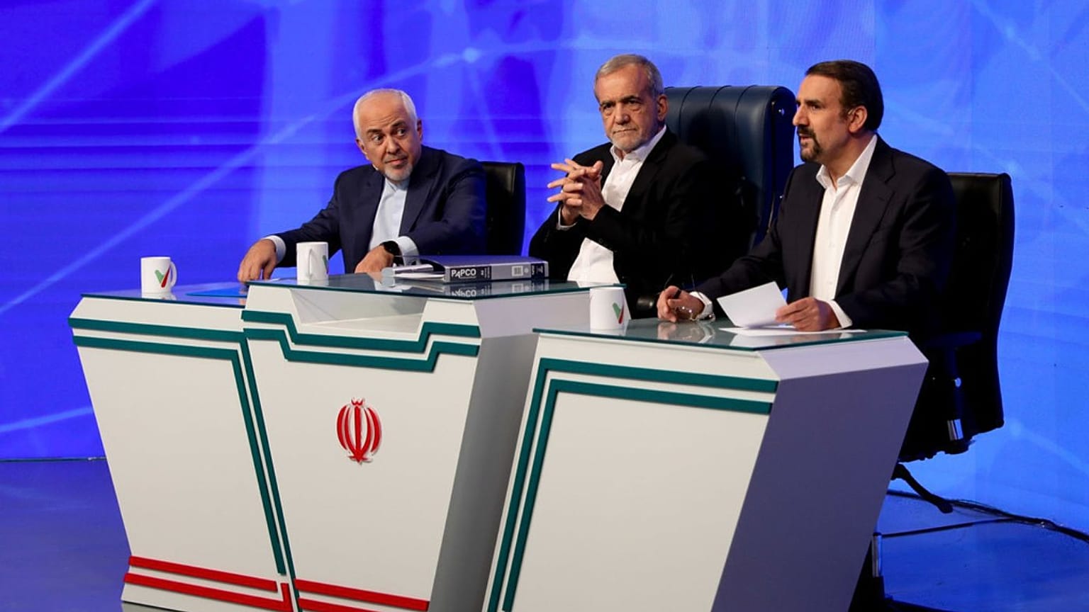 مهدی سنایی در کنار جواد ظریف، دو مشاور سیاست خارجی مسعود پزشکیان در میزگرد سیاسی تبلیغات انتخابات ریاست جمهوری ۱۴۰۳ بود