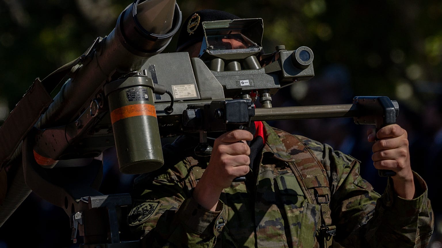 Un hombre, durante el desfile del Ejército en España, sujetando un lanzamisiles.