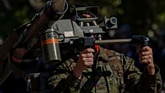 Un militare sfila in occasione della Giornata delle Forze Armate in Spagna
