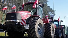 Des tracteurs arborant des drapeaux polonais s’alignent pour bloquer une route près de la frontière allemande, à Świecko, près de Słubice, en Pologne, mardi 19 mars 2024