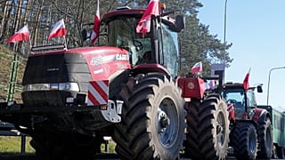 Тракторы с польскими флагами выстраиваются, чтобы перекрыть дорогу у границы с Германией, в Свецко, близ Слубице, Польша, вторник, 19 марта 2024 года