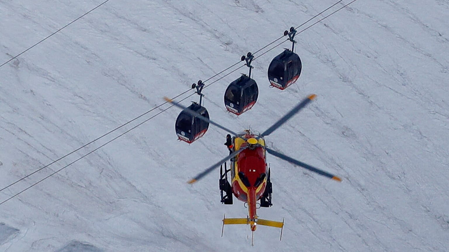  حلّقت مروحية من طراز EC-135 تابعة لشركة "سوسيتيه سيفيل" الفرنسية، يوم الجمعة 9 سبتمبر/أيلول 2016، بالقرب من ثلاث عربات من تلفريك "بانوراميك مون بلان" 