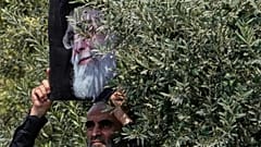 تصویری از علی خامنه‌ای در دست یکی از طرفداران حکومت