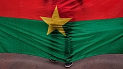 Bir adam ayakta Burkina Faso'nun bayrağını tutarken, 23 Ocak 2016