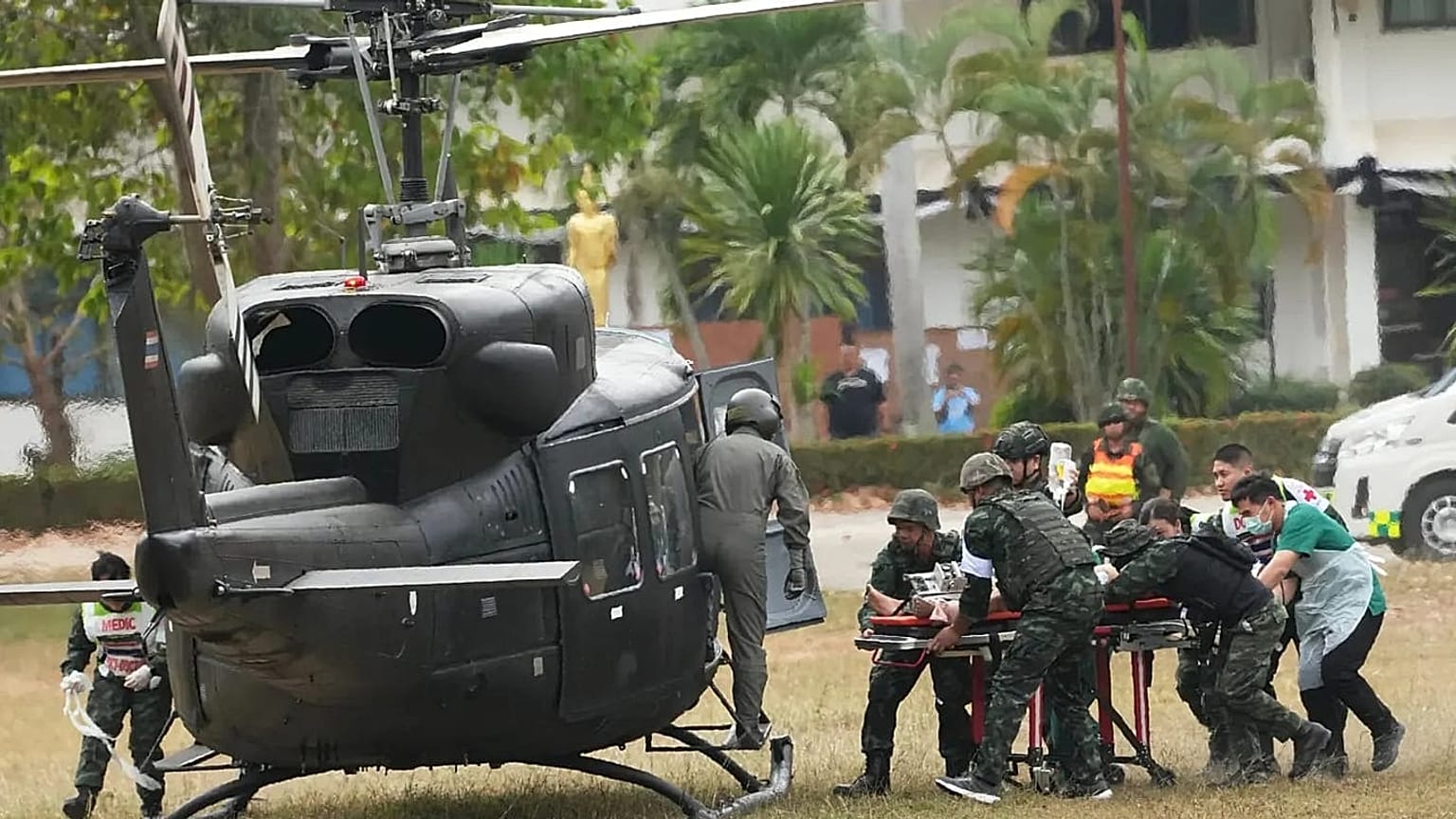 Yaralı bir Tayland askeri helikopterle hastaneye götürülüyor.