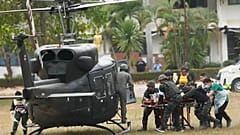 Yaralı bir Tayland askeri helikopterle hastaneye götürülüyor.