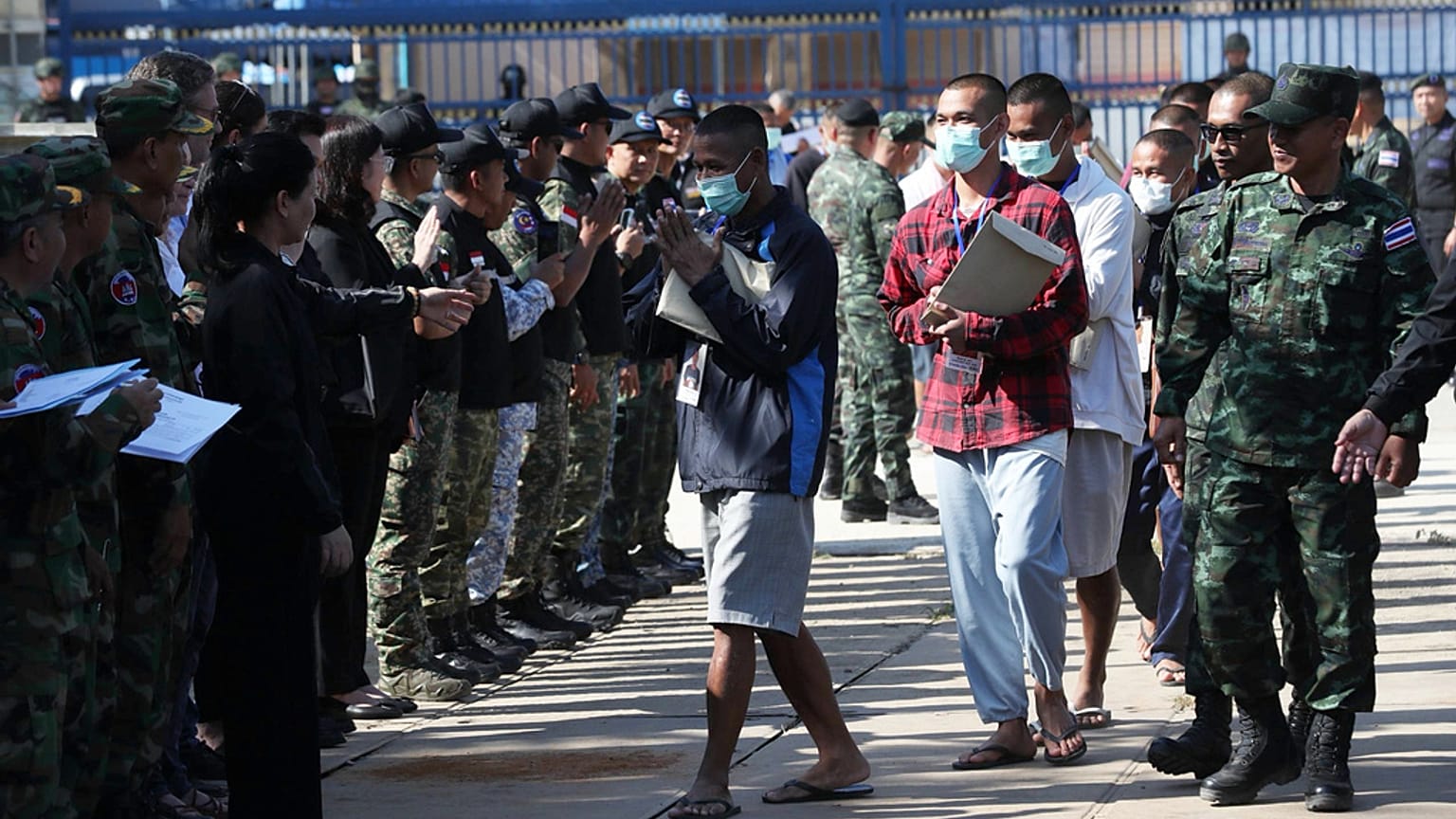 Soldados camboyanos llegan tras ser retenidos por el Ejército tailandés, en la puerta fronteriza de Prum, Camboya, el miércoles 31 de diciembre de 2025 (AKP)