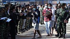 Οι στρατιώτες της Καμπότζης, στο κέντρο, φτάνουν αφού αιχμαλωτίστηκαν και κρατήθηκαν από τον στρατό της Ταϊλάνδης, στη συνοριακή πύλη Prum, στην επαρχία Pailin, Καμπότζη, Τετάρτη, 31 Δεκεμβρίου 2025 (AKP)