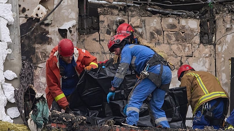 Rettungskräfte bergen ein Opfer nach einem russischen Drohnenangriff auf ein Wohnhaus in Kyjiw (27. Dezember 2025)