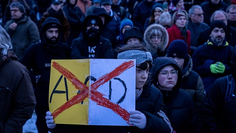Demonstranten protestieren vor dem Reichstagsgebäude in Berlin gegen die AfD und Rechtsextremismus (21. Januar 2024)