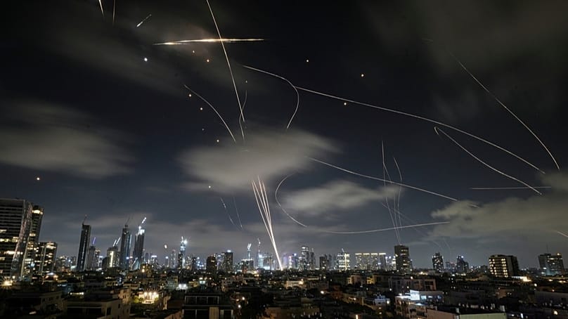 Die israelische Luftabwehr „Iron Dome“ fängt Raketen während eines iranischen Angriffs auf Tel Aviv ab (18. Juni 2025)