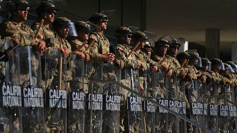 Mitglieder der Nationalgarde von Kalifornien stehen am Bundesgebäude in der Innenstadt von Los Angeles (10. Juni 2025)