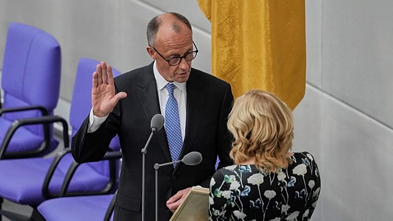 Friedrich Merz legt nach seiner Wahl zum Bundeskanzler vor Bundestagspräsidentin Julia Klöckner den Amtseid ab (6. Mai 2025)