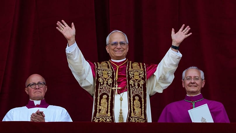 Der neu gewählte Papst Leo XIV. erscheint am Balkon des Petersdoms im Vatikan (8. Mai 2025)