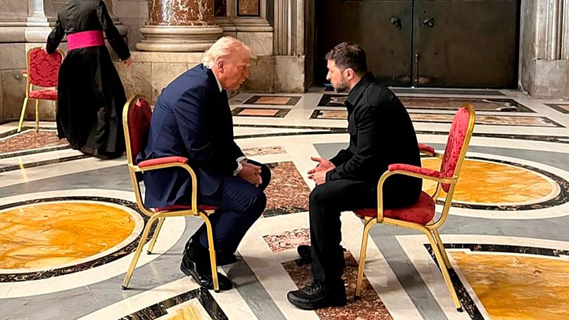 Wolodymyr Selenskyj und Donald Trump sprechen am Rande der Trauerfeier für Papst Franziskus im Petersdom (26. April 2025)
