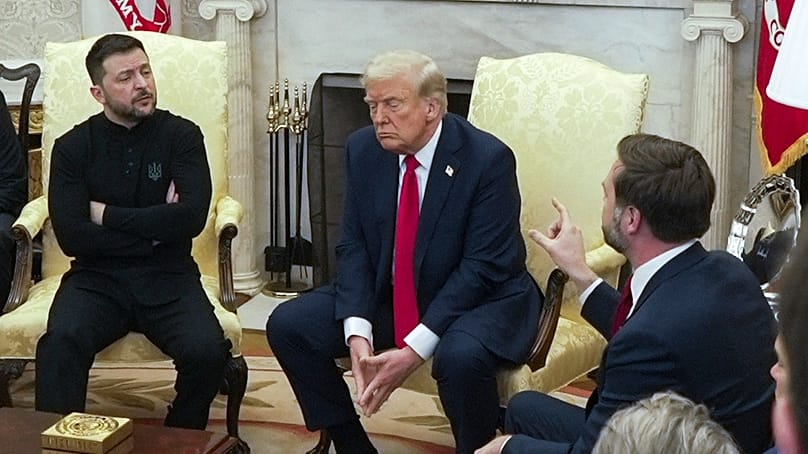 US-Vizepräsident JD Vance spricht im Oval Office mit dem ukrainischen Präsidenten Wolodymyr Selenskyj, während Präsident Donald Trump zuhört (28. Februar 2025)