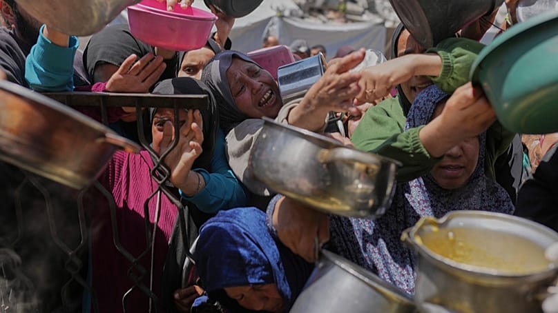 Palästinenser erhalten gespendete Lebensmittel in einem Verteilzentrum in Beit Lahia, nördlicher Gazastreifen (29. April 2025)