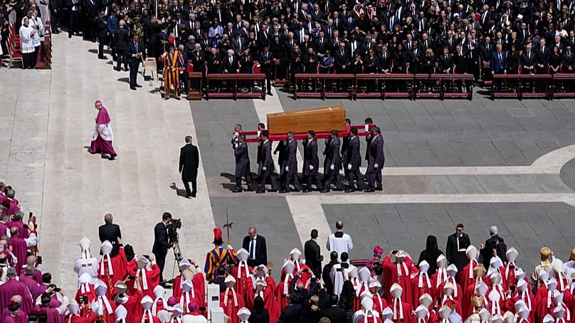 Der Sarg von Papst Franziskus wird nach der Trauerfeier auf dem Petersplatz im Vatikan getragen (26. April 2025)