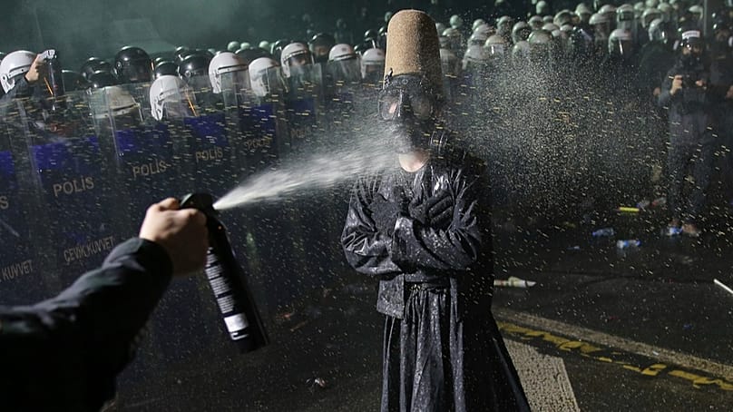 Riot-Polizei setzt Pfefferspray gegen Demonstranten ein, nachdem Istanbuls Bürgermeister Ekrem İmamoğlu festgenommen und inhaftiert wurde (23. März 2025)