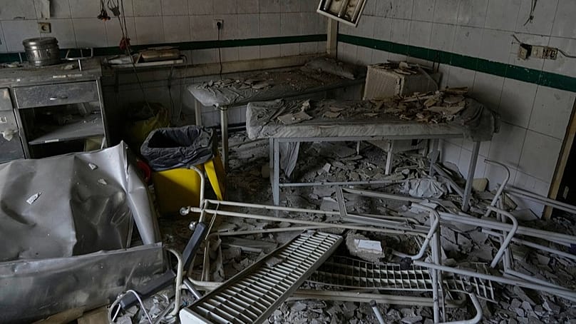 Das Klinikgebäude des Evin-Gefängnisses in Teheran liegt nach einem israelischen Luftangriff beschädigt da (29. Juni 2025)