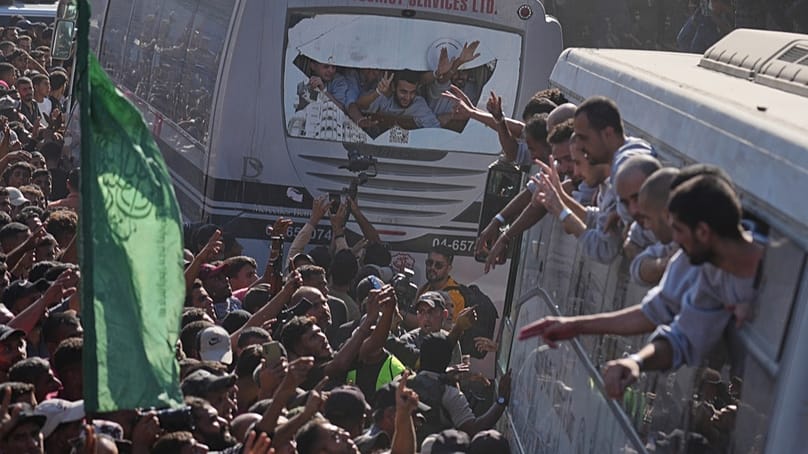 Freigelassene palästinensische Gefangene bei ihrer Ankunft im Gazastreifen vor dem Nasser-Krankenhaus in Chan Junis (13. Oktober 2025)