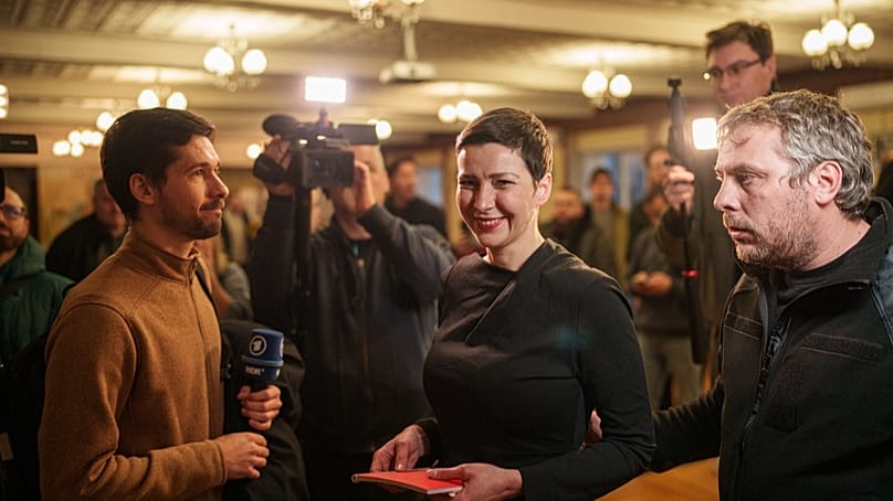 Maria Kolesnikowa geht nach einer gemeinsamen Pressekonferenz in Tschernihiw, Ukraine, nach ihrer Freilassung aus belarussischer Haft (14. Dezember 2025)