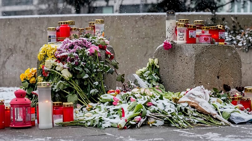 Blumen und Kerzen am Ort, an dem ein Auto in eine Demonstration fuhr – drei Tage nach dem Angriff, bei dem ein zweijähriges Kind und eine 37-jährige Frau starben (16. Februar 