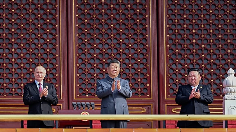 Wladimir Putin, Xi Jinping und Kim Jong Un applaudieren vom Tiananmen-Tor während der Militärparade zum 80. Jahrestag des Kriegsendes in Peking (3. September 2025)