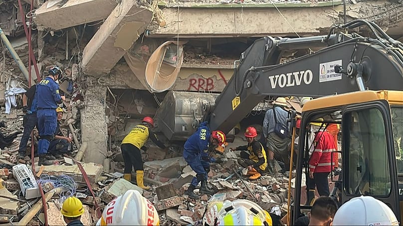 Rettungskräfte arbeiten an den Trümmern des eingestürzten Sky-Villa-Wohnhauses nach dem Erdbeben in Mandalay, Myanmar (30. März 2025)