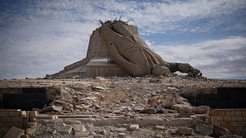 Eine zerstörte Statue des früheren syrischen Präsidenten Hafiz al-Assad in Dajr Atijah nach einer Rebellenoffensive (5. Januar 2025).
