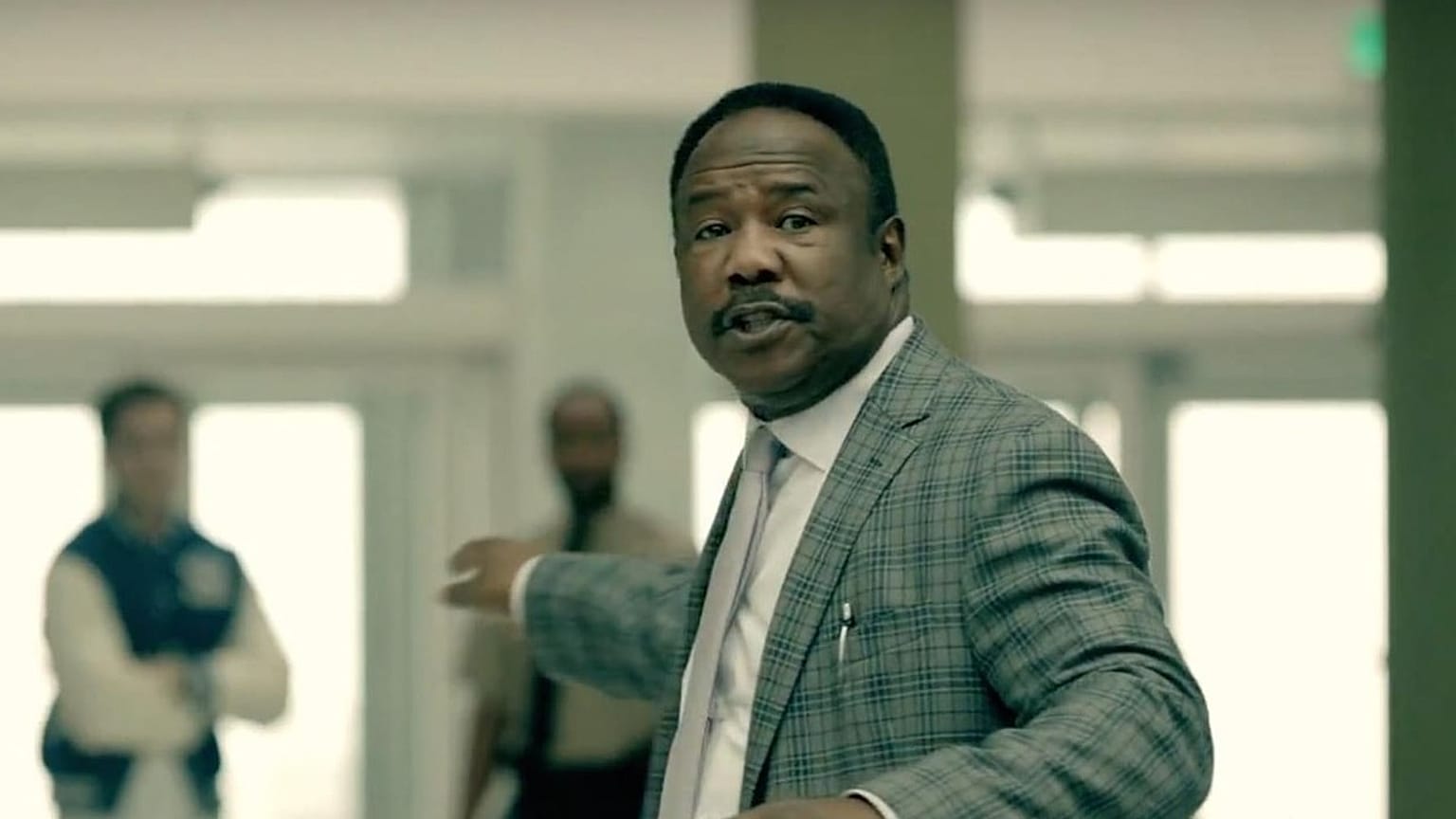 Isiah Whitlock Jr. numa cena de O Nevoeiro (2017)