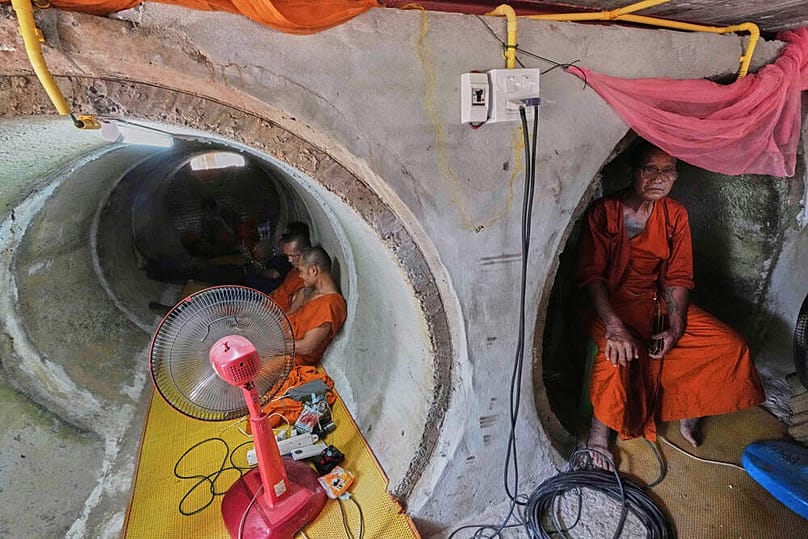 A harcok elől elmenekült szerzetesek csatornákban húzták meg magukat