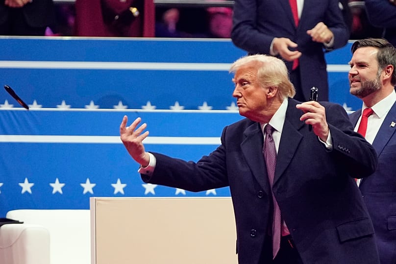 Trump eldobja a tollat, amivel aláírta beiktatását