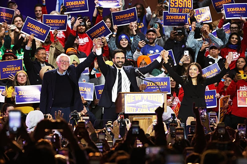 A munkáspárti Bernie Sanders emeli magasba a győztes polgármester kezét. 